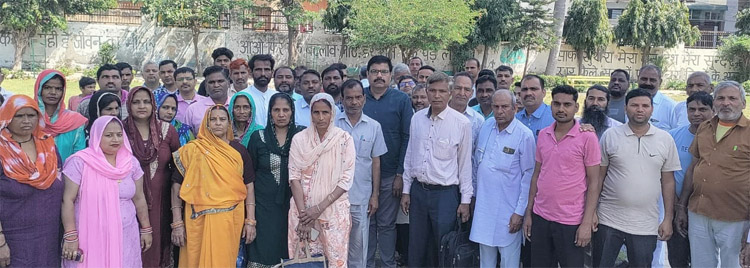 सोनीपत: लहरी सिंह पार्क में बैठक के दौरान उपस्थित सीटू नेता आनंद शर्मा व पीड़ित एजेंट। सोनीपत: लहरी सिंह पार्क में बैठक के दौरान उपस्थित सीटू नेता आनंद शर्मा व पीड़ित एजेंट।