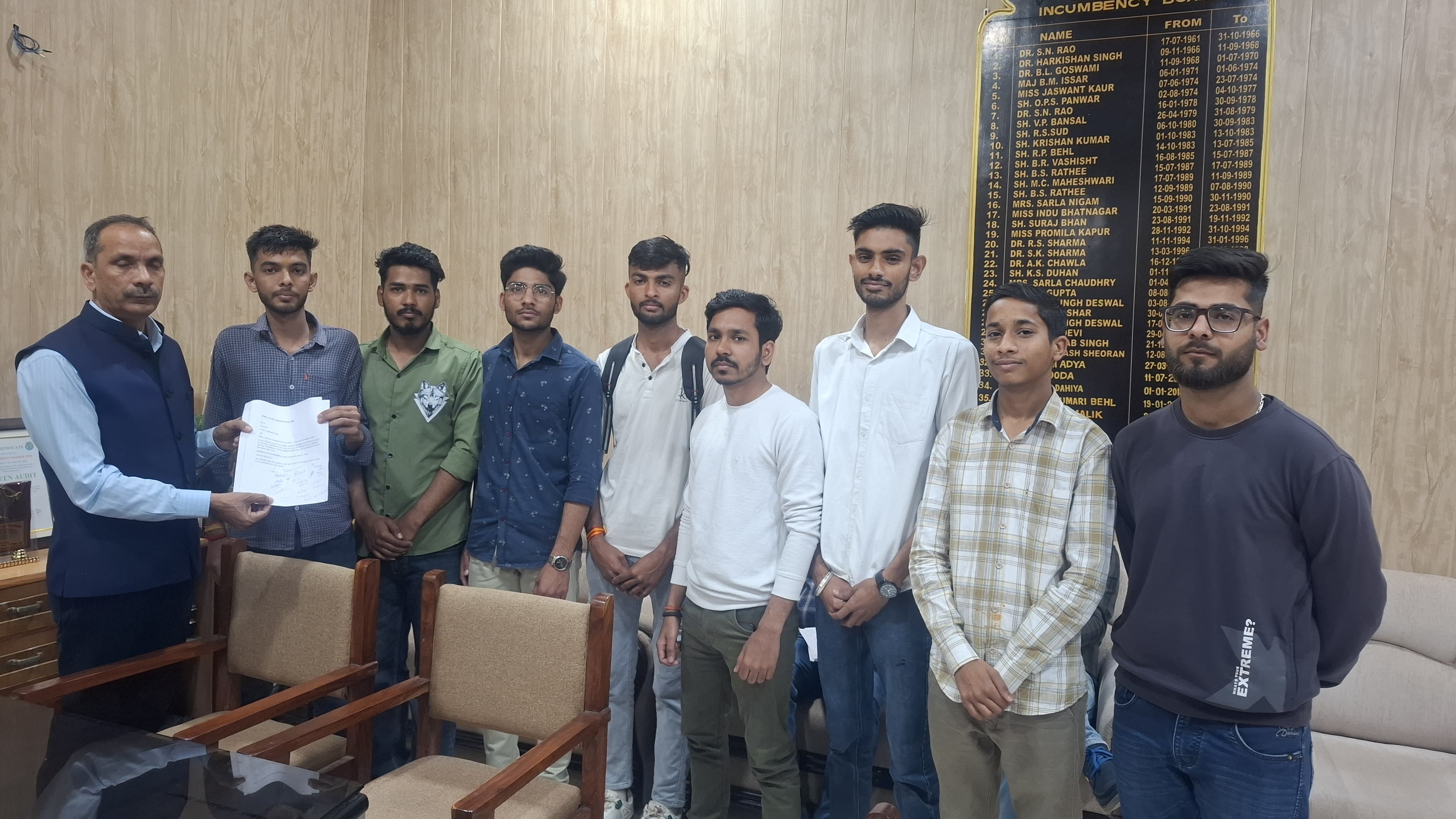 मांगों को लेकर ज्ञापन सौंपते हुए एबीवीपी कार्यकर्ता। मांगों को लेकर ज्ञापन सौंपते हुए एबीवीपी कार्यकर्ता।