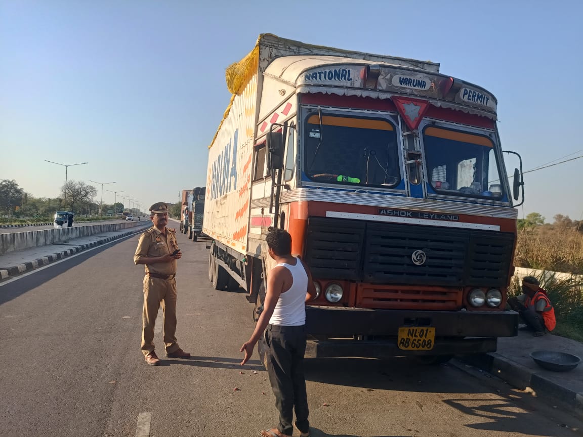 हाइवे पर चेकिंग करता ट्रैफिक पुलिस कर्मी हाइवे पर चेकिंग करता ट्रैफिक पुलिस कर्मी