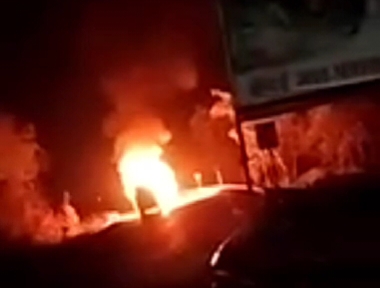 हादसे में दो युवक घायल हो गए, जबकि ट्रक में आग लग गई हादसे में दो युवक घायल हो गए, जबकि ट्रक में आग लग गई
