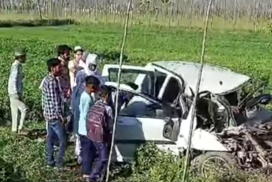 मौके पर क्षतिग्रस्त कार मौके पर क्षतिग्रस्त कार