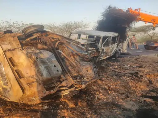 वैगनआर और बोलेरो कैंपर की टक्कर वैगनआर और बोलेरो कैंपर की टक्कर