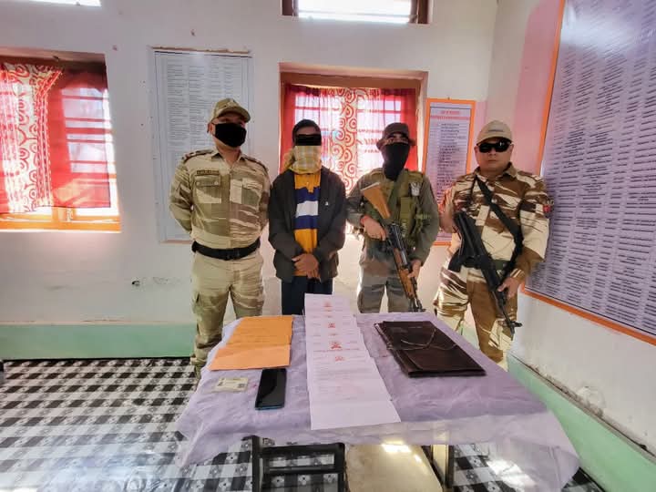 मणिपुर में हथियारों के साथ गिरफ्तार किए गए उग्रवादियों की तस्वीर। मणिपुर में हथियारों के साथ गिरफ्तार किए गए उग्रवादियों की तस्वीर।