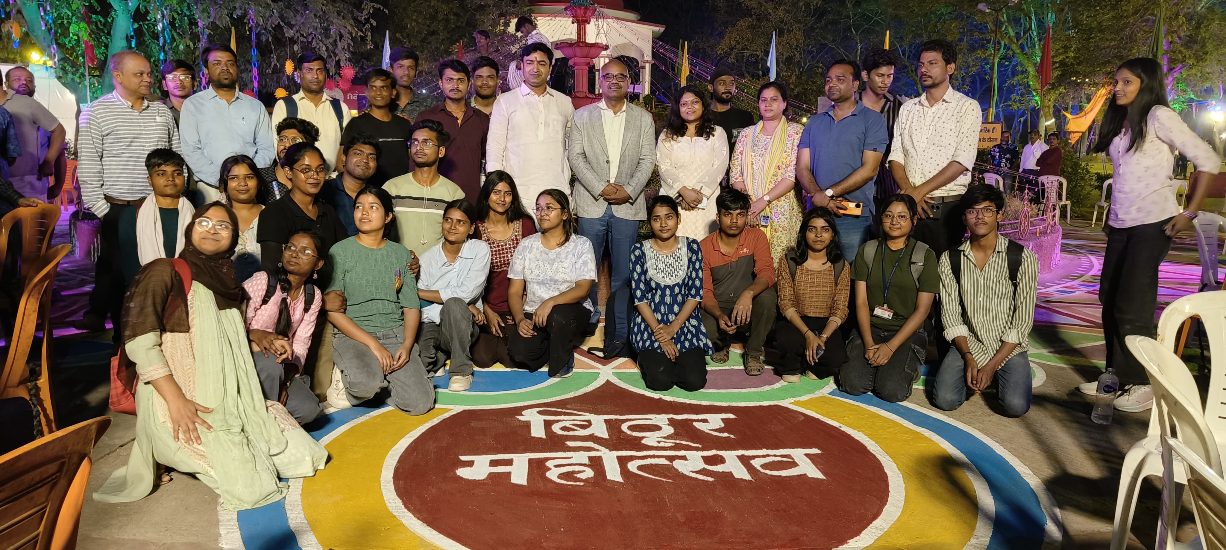 बिठूर महोत्सव में जिलाधिकारी, विधायक बच्चों के साथ ग्रुप फोटो बिठूर महोत्सव में जिलाधिकारी, विधायक बच्चों के साथ ग्रुप फोटो
