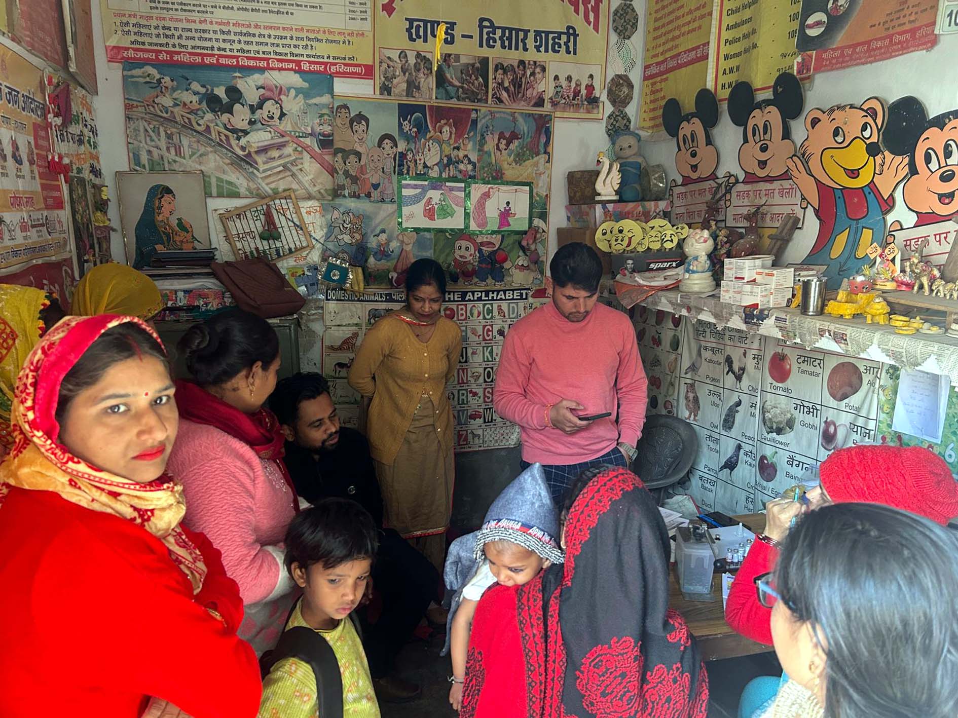 गर्भवती महिलाओं एवं बच्चों को टीके लगाते स्वास्थ्य विभाग के कर्मचारी। गर्भवती महिलाओं एवं बच्चों को टीके लगाते स्वास्थ्य विभाग के कर्मचारी।