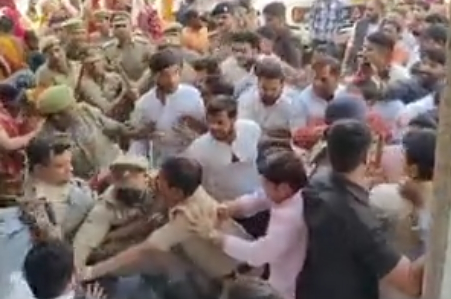 विधायक समर्थकों व पुलिस के साथ धक्का मुक्की विधायक समर्थकों व पुलिस के साथ धक्का मुक्की