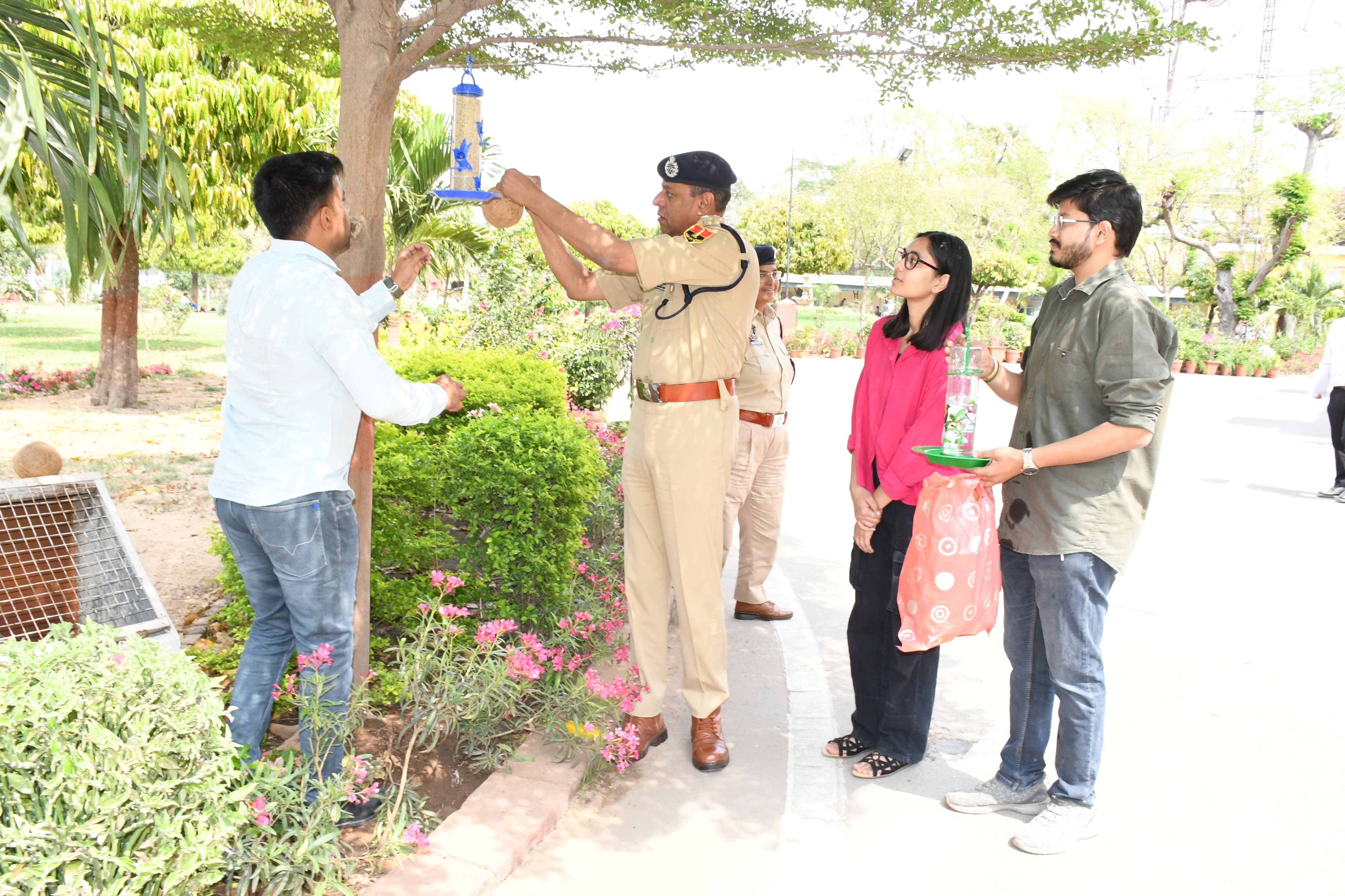 गौरैया दिवस पर पुलिस आयुक्त ने बांधे परिंडे गौरैया दिवस पर पुलिस आयुक्त ने बांधे परिंडे