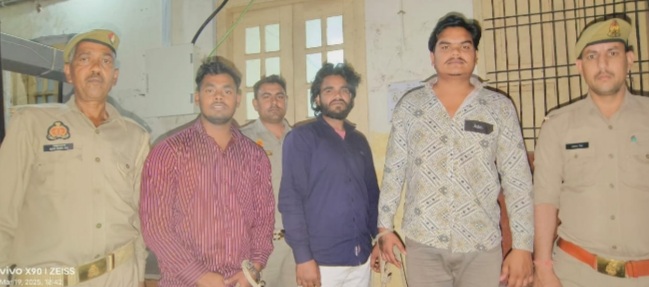 पुलिस गिरफ्त में आरोपी पुलिस गिरफ्त में आरोपी
