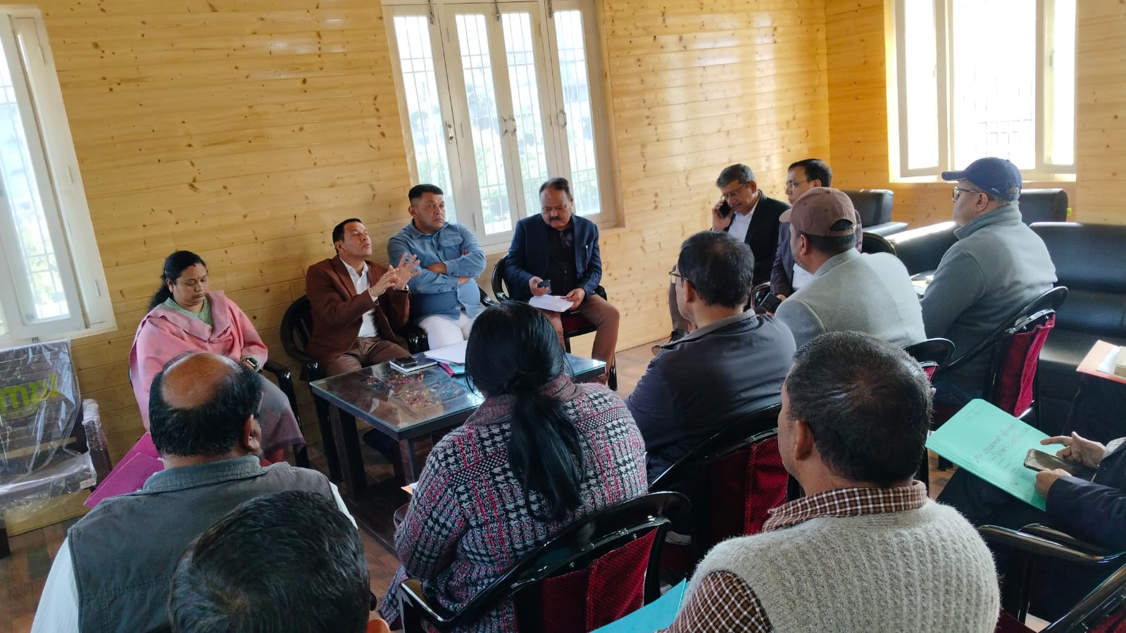 अधिकारियों के साथ बैठक करते अनुसूचियां अधिकारियों के साथ बैठक करते अनुसूचियां
