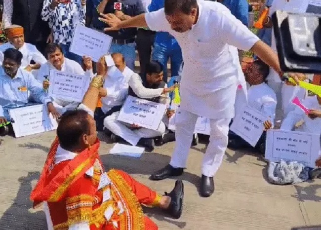 विधानसभा में सड़क पर सोए कांग्रेस विधायक, नेता प्रतिपक्ष ने पुंगी बजाई विधानसभा में सड़क पर सोए कांग्रेस विधायक, नेता प्रतिपक्ष ने पुंगी बजाई