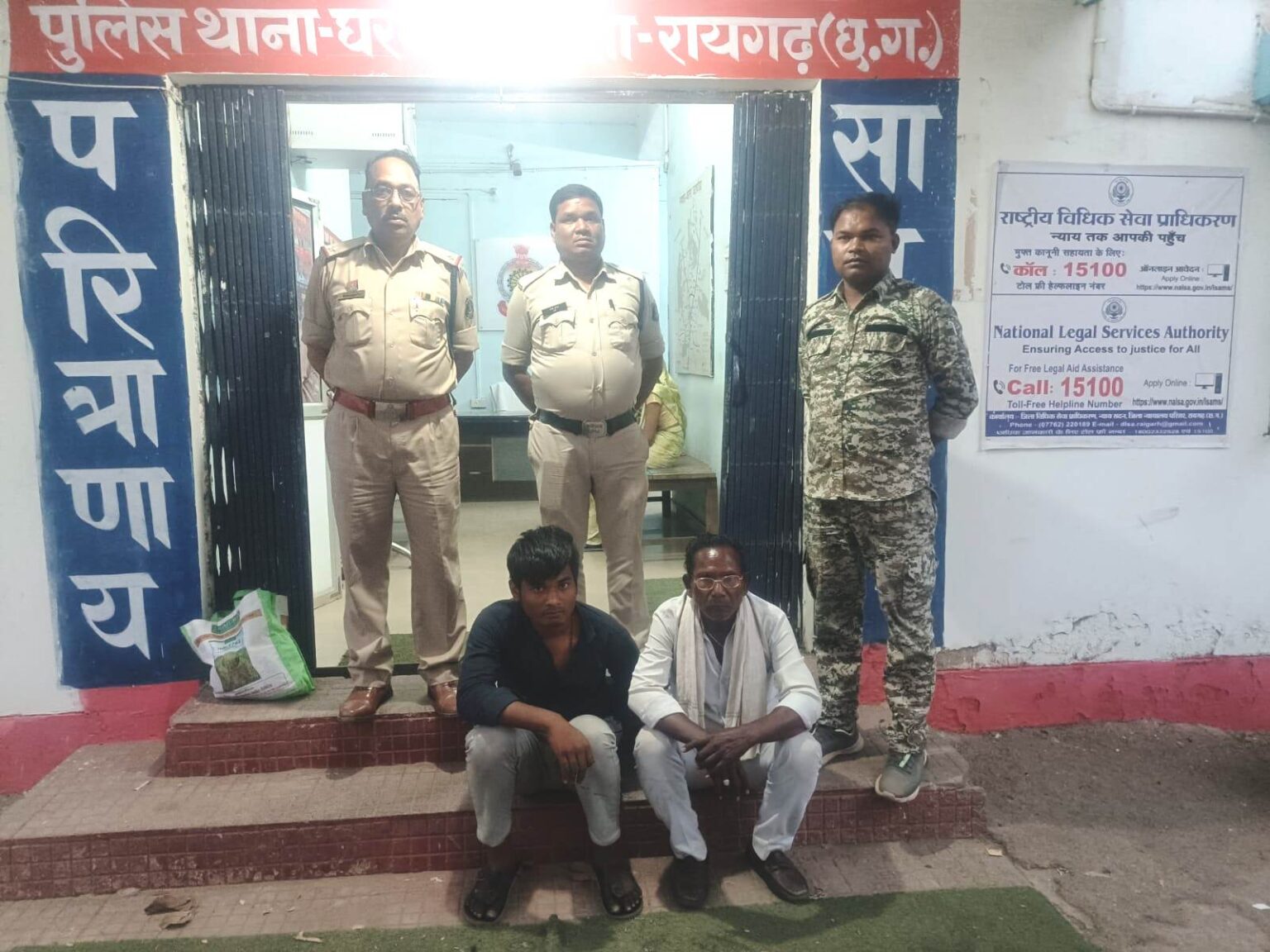 पुलिस के गिरफ्त में आरोपीगण पुलिस के गिरफ्त में आरोपीगण