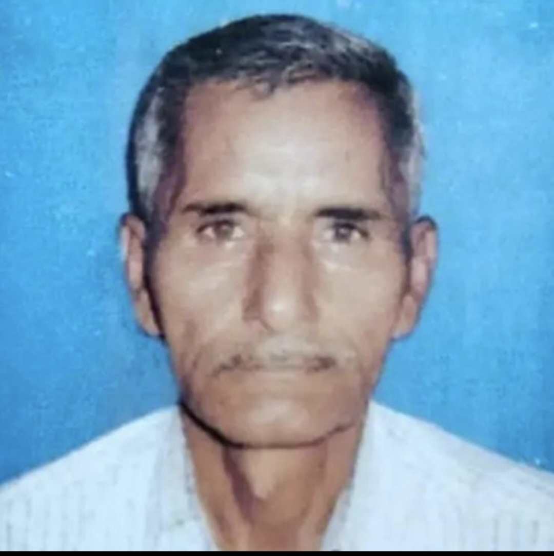 बुजुर्ग की संदिग्ध परिस्थितियों में मौत कुरसंडा के गांव नगला मांधाता का मामला, पीएम के लिए भेजा शव। सादाबाद। क्षेत्र के गांव कुरसंडा के नगला मांधाता में एक बुजुर्ग की संदिग्ध परिस्थितियों में मौत हो गई है। मृतक की पहचान 68 वर्षीय राम प्रसाद के रूप में हुई है। परिजनों ने बताया कि मृतक की पीठ पर चोट के निशान मिले हैं। उनका किसी के साथ संपत्ति और जमीन का विवाद चल रहा था। इस कारण परिजनों ने हत्या की आशंका जताई है। सूचना मिलते ही पुलिस मौके पर पहुंची। शव का पंचनामा भरकर पोस्टमार्टम के लिए भेज दिया गया है। घटना के बाद से गांव में तरह-तरह की चर्चाएं हो रही हैं। क्षेत्राधिकारी हिमांशु माथुर ने बताया कि अभी तक कोतवाली में हत्या की कोई तहरीर नहीं दी गई है। पोस्टमार्टम रिपोर्ट में हत्या की पुष्टि होने पर वैधानिक कार्रवाई की जाएगी। बुजुर्ग की संदिग्ध परिस्थितियों में मौत कुरसंडा के गांव नगला मांधाता का मामला, पीएम के लिए भेजा शव। सादाबाद। क्षेत्र के गांव कुरसंडा के नगला मांधाता में एक बुजुर्ग की संदिग्ध परिस्थितियों में मौत हो गई है। मृतक की पहचान 68 वर्षीय राम प्रसाद के रूप में हुई है। परिजनों ने बताया कि मृतक की पीठ पर चोट के निशान मिले हैं। उनका किसी के साथ संपत्ति और जमीन का विवाद चल रहा था। इस कारण परिजनों ने हत्या की आशंका जताई है। सूचना मिलते ही पुलिस मौके पर पहुंची। शव का पंचनामा भरकर पोस्टमार्टम के लिए भेज दिया गया है। घटना के बाद से गांव में तरह-तरह की चर्चाएं हो रही हैं। क्षेत्राधिकारी हिमांशु माथुर ने बताया कि अभी तक कोतवाली में हत्या की कोई तहरीर नहीं दी गई है। पोस्टमार्टम रिपोर्ट में हत्या की पुष्टि होने पर वैधानिक कार्रवाई की जाएगी।
