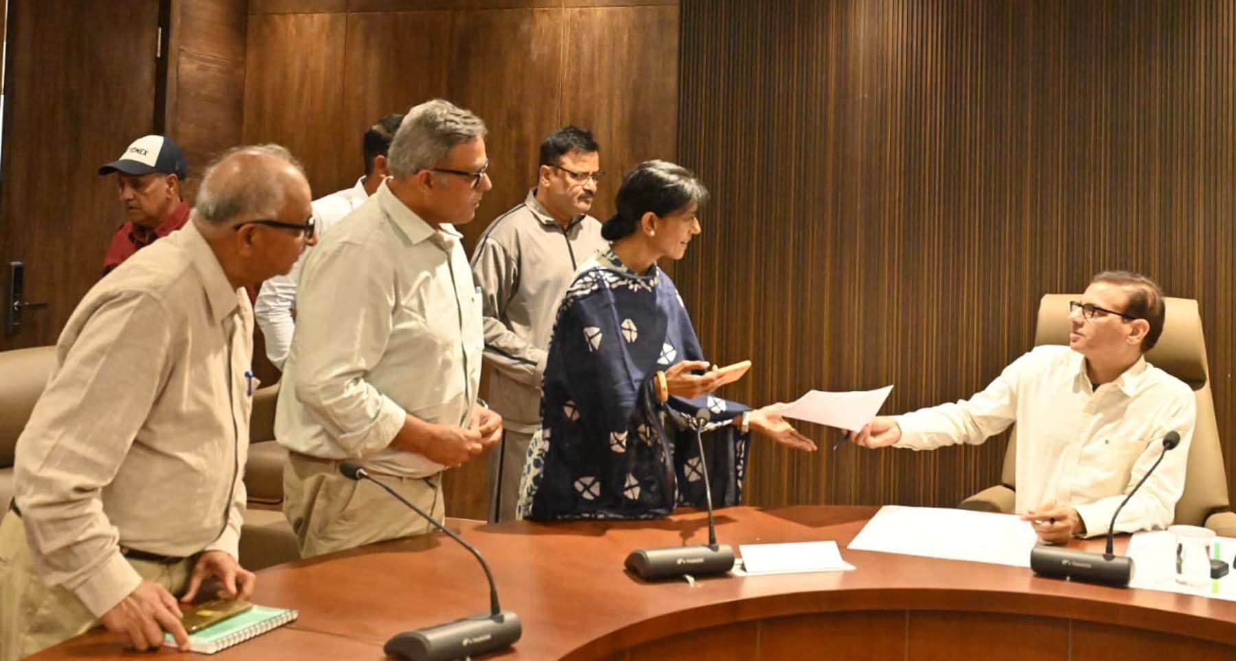 गुरुग्राम नगर निगम में समाधान शिविर में शिकायतें सुनते अतिरिक्त निगमायुक्त महावीर प्रसाद। गुरुग्राम नगर निगम में समाधान शिविर में शिकायतें सुनते अतिरिक्त निगमायुक्त महावीर प्रसाद।