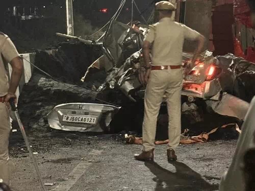 कार पूरी तरह से सड़क पर पिचक गई। कार पूरी तरह से सड़क पर पिचक गई।