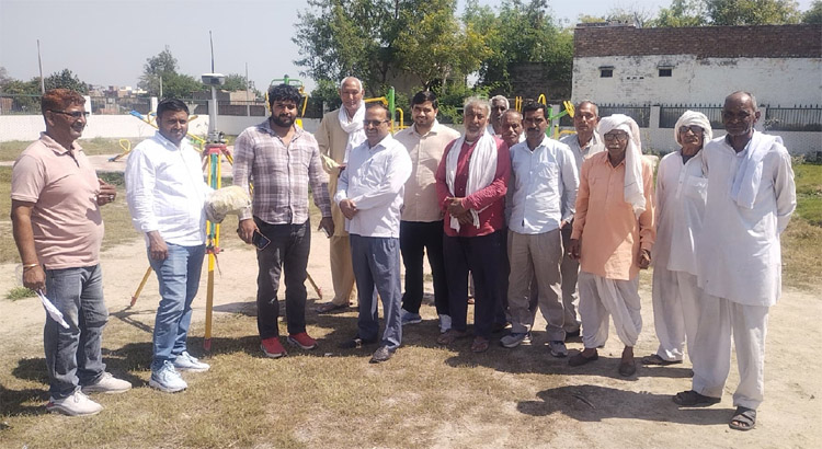सोनीपत: गढ़ी मोहल्ले में पैमाइश करते विभिन्न विभाग के कर्मचारी सोनीपत: गढ़ी मोहल्ले में पैमाइश करते विभिन्न विभाग के कर्मचारी