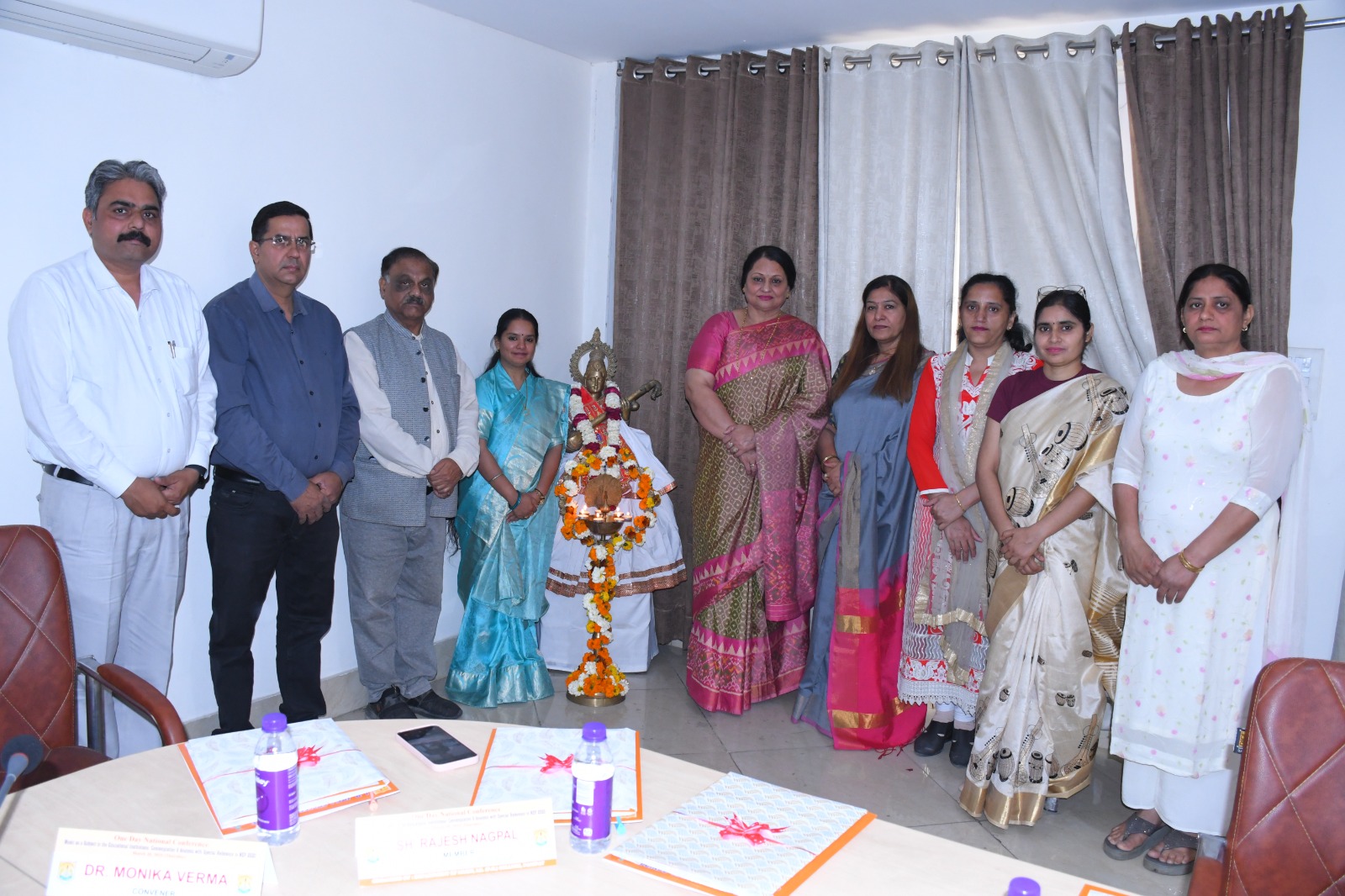 आई.बी.स्नातकोत्तर महाविद्यालय में संगीत संगोष्ठी का उद्घाटन करते अतिथिगण आई.बी.स्नातकोत्तर महाविद्यालय में संगीत संगोष्ठी का उद्घाटन करते अतिथिगण