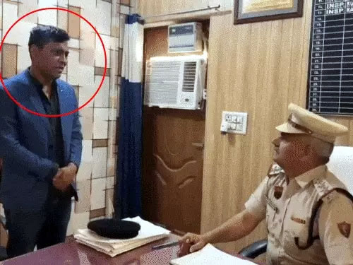 फर्जी आईपीएस अफसर बने गौरव शर्मा से से पूछताछ करते एसएचओ