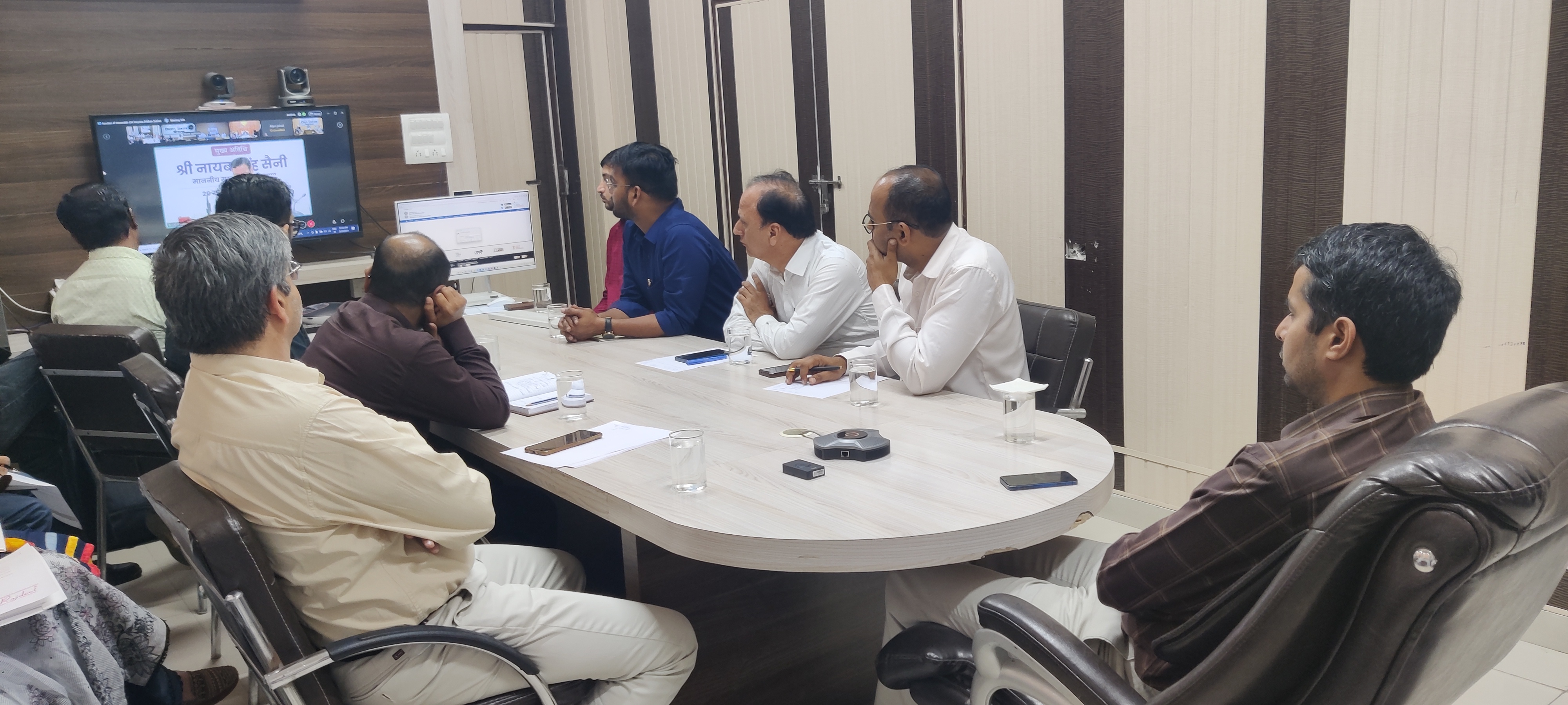 वीडियो काफ्रेंस में भाग लेते सिरसा के उपायुक्त शातंनु शर्मा व अन्य अधिकारी। वीडियो काफ्रेंस में भाग लेते सिरसा के उपायुक्त शातंनु शर्मा व अन्य अधिकारी।