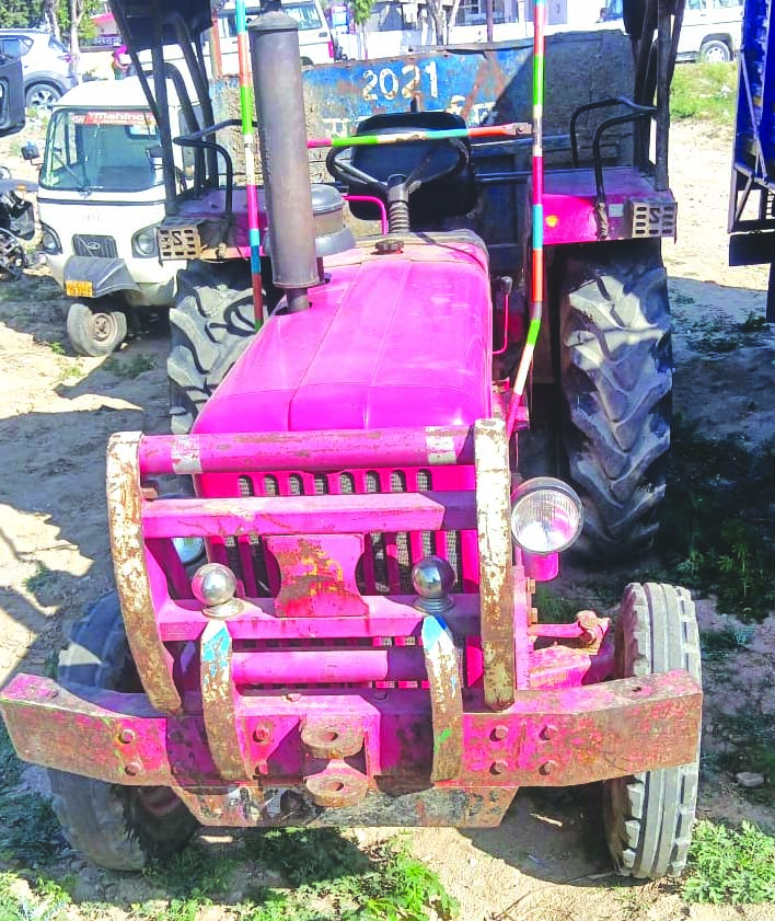 जब्त ट्रैक्टर ट्रॉली जब्त ट्रैक्टर ट्रॉली