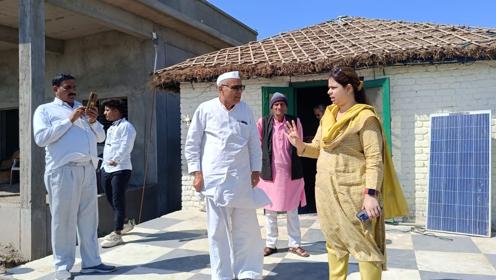 कण्व आश्रम में निरीक्षण करते हुए डीएम जसजीत कौर कण्व आश्रम में निरीक्षण करते हुए डीएम जसजीत कौर