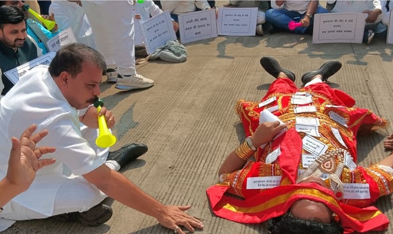 विधानसभा में सड़क पर सोए कांग्रेस विधायक, नेता प्रतिपक्ष ने पुंगी बजाई विधानसभा में सड़क पर सोए कांग्रेस विधायक, नेता प्रतिपक्ष ने पुंगी बजाई