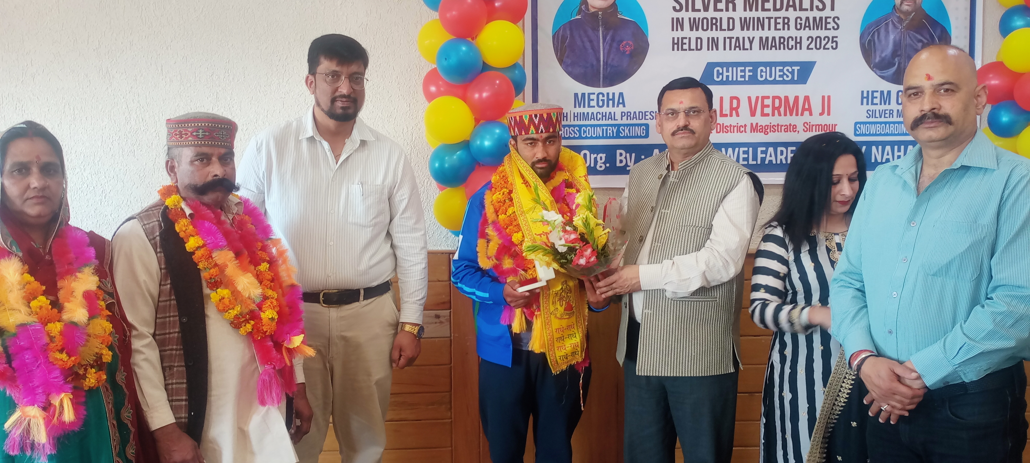 दिव्यांग खिलाडी हेमचंद जो इटली से चांदी का पदक जीतकर लाया है का नाहन में हुआ स्वागत दिव्यांग खिलाडी हेमचंद जो इटली से चांदी का पदक जीतकर लाया है का नाहन में हुआ स्वागत