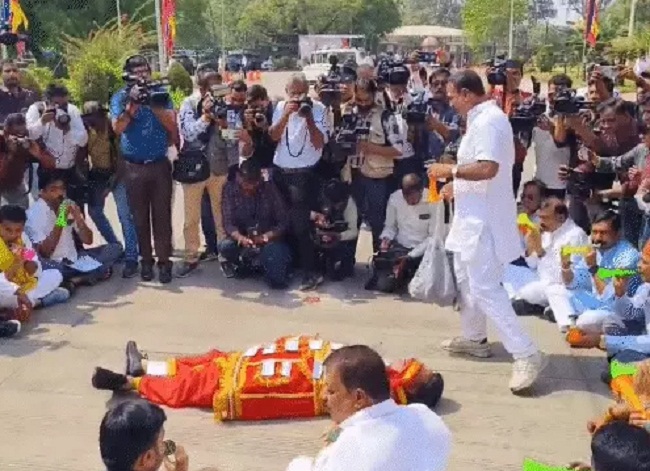 विधानसभा में सड़क पर सोए कांग्रेस विधायक, नेता प्रतिपक्ष ने पुंगी बजाई विधानसभा में सड़क पर सोए कांग्रेस विधायक, नेता प्रतिपक्ष ने पुंगी बजाई