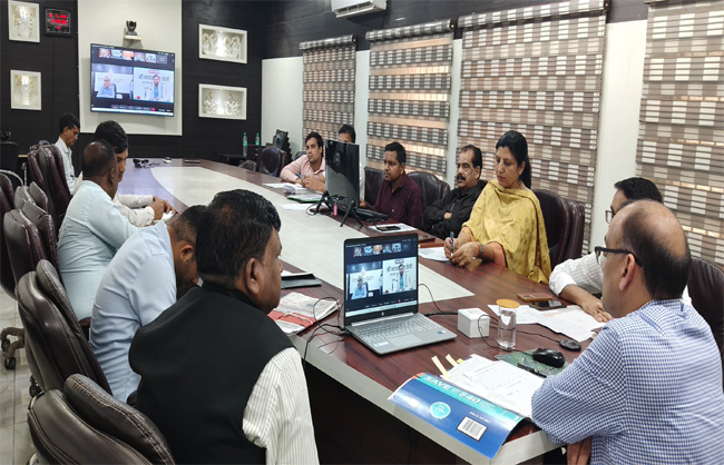 वीडियो कॉन्फ्रेंसिंग के दौरान मौजूद उपायुक्त डा. विवेक भारती। वीडियो कॉन्फ्रेंसिंग के दौरान मौजूद उपायुक्त डा. विवेक भारती।
