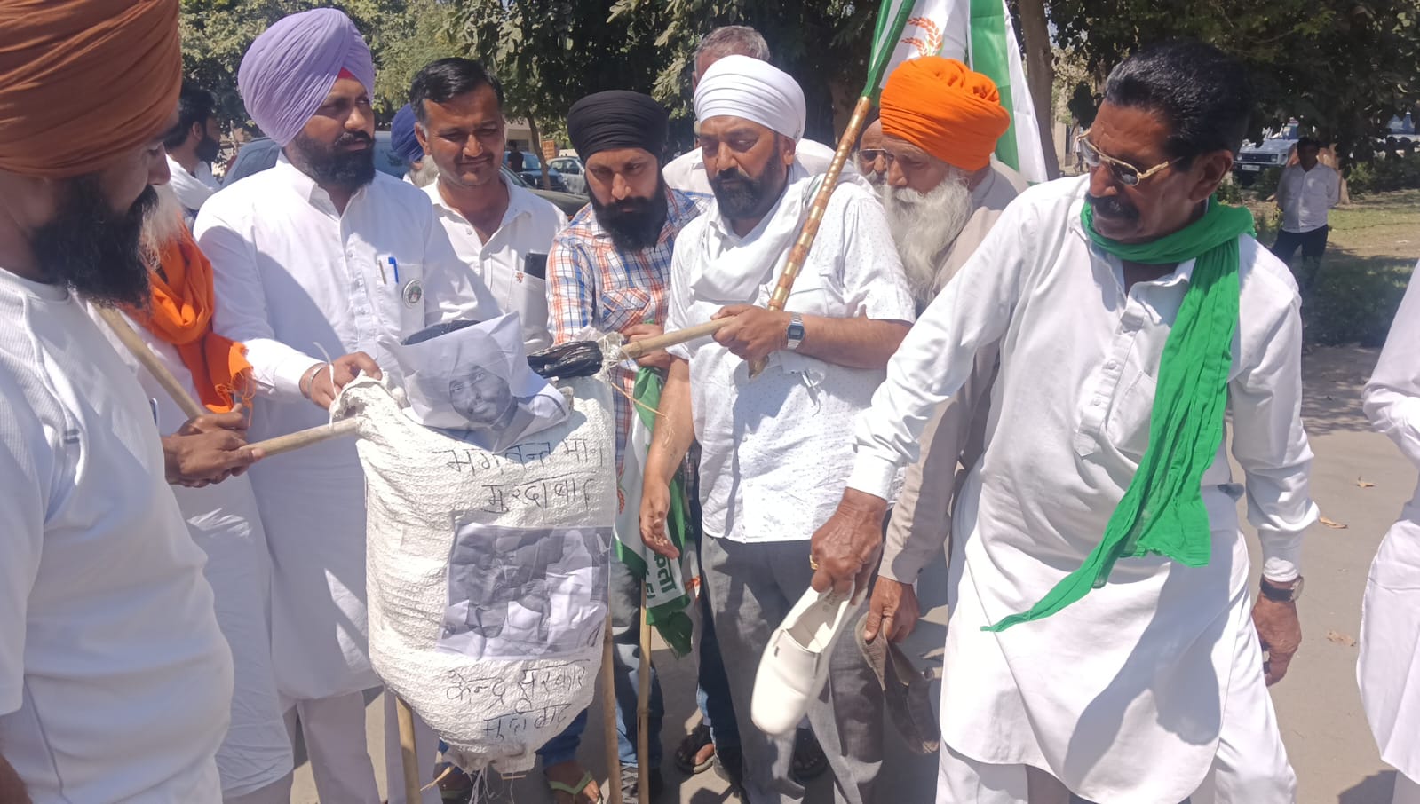 सिरसा में पंजाब सरकार का पुतला फूंकते किसान। सिरसा में पंजाब सरकार का पुतला फूंकते किसान।