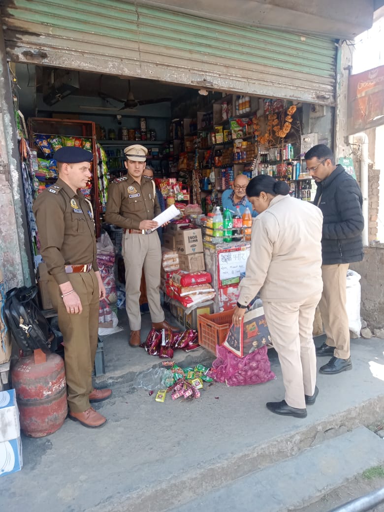 पुलिस द्वारा दुकानों की तलाशी लेते हुए। पुलिस द्वारा दुकानों की तलाशी लेते हुए।