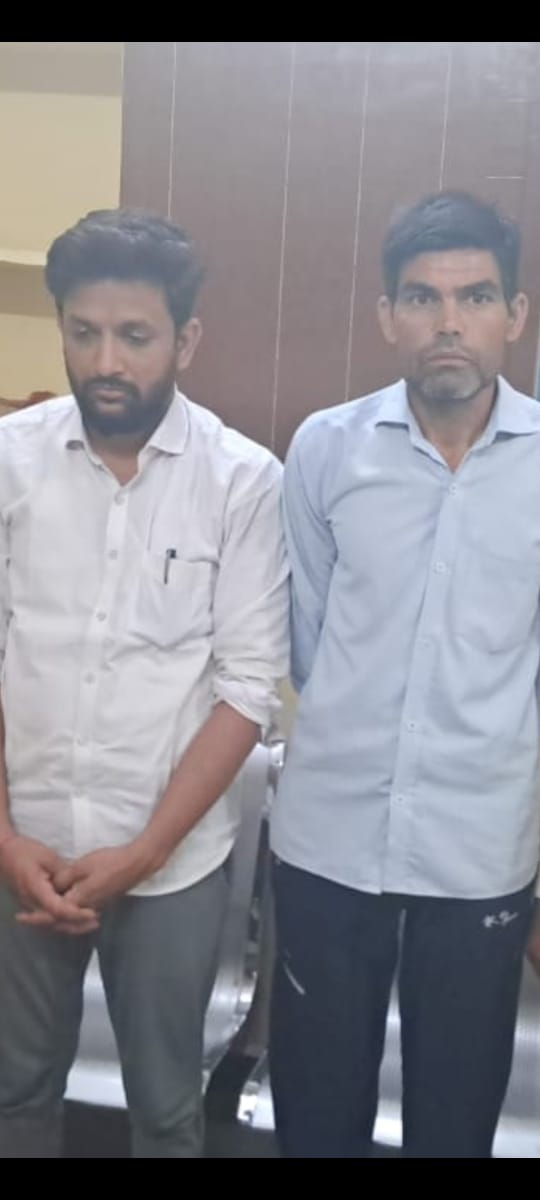 उपखण्ड कार्यालय वरिष्ठ सहायक (रीडर) व दलाल 50 हजार रुपये रिश्वत लेते गिरफ्तार उपखण्ड कार्यालय वरिष्ठ सहायक (रीडर) व दलाल 50 हजार रुपये रिश्वत लेते गिरफ्तार