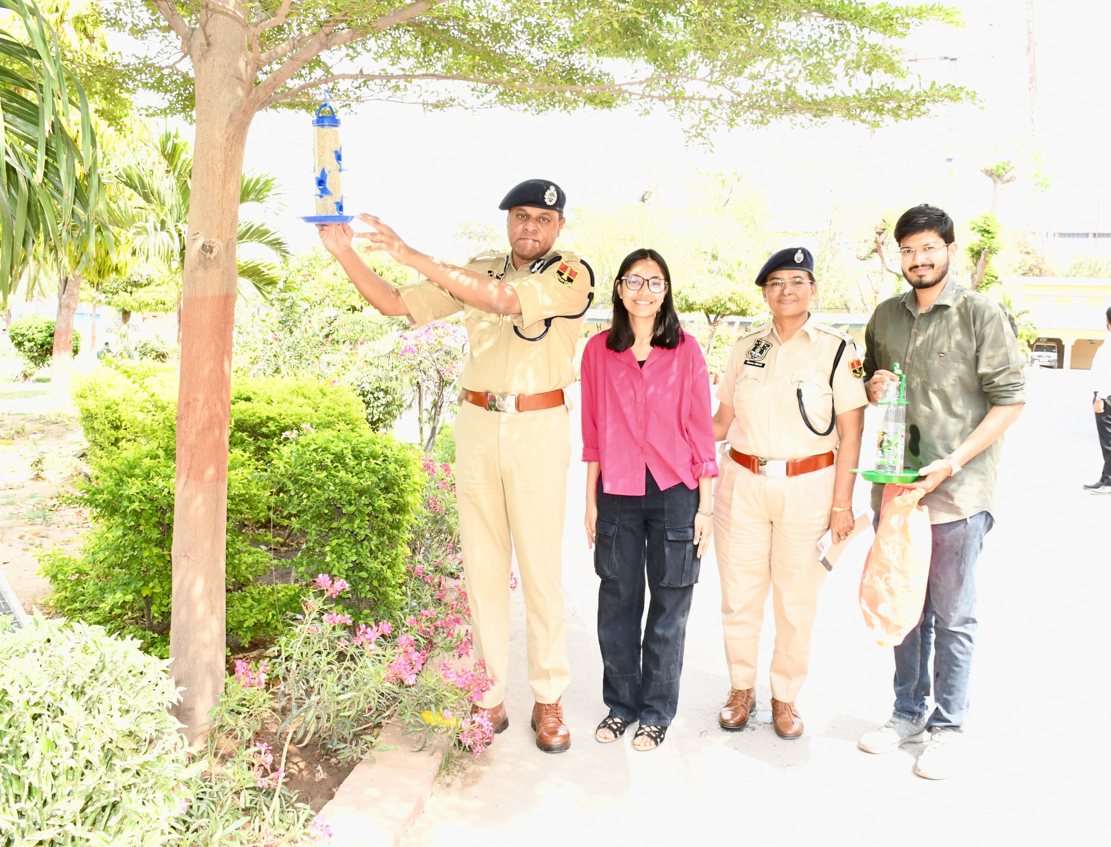 गौरैया दिवस पर पुलिस आयुक्त ने बांधे परिंडे