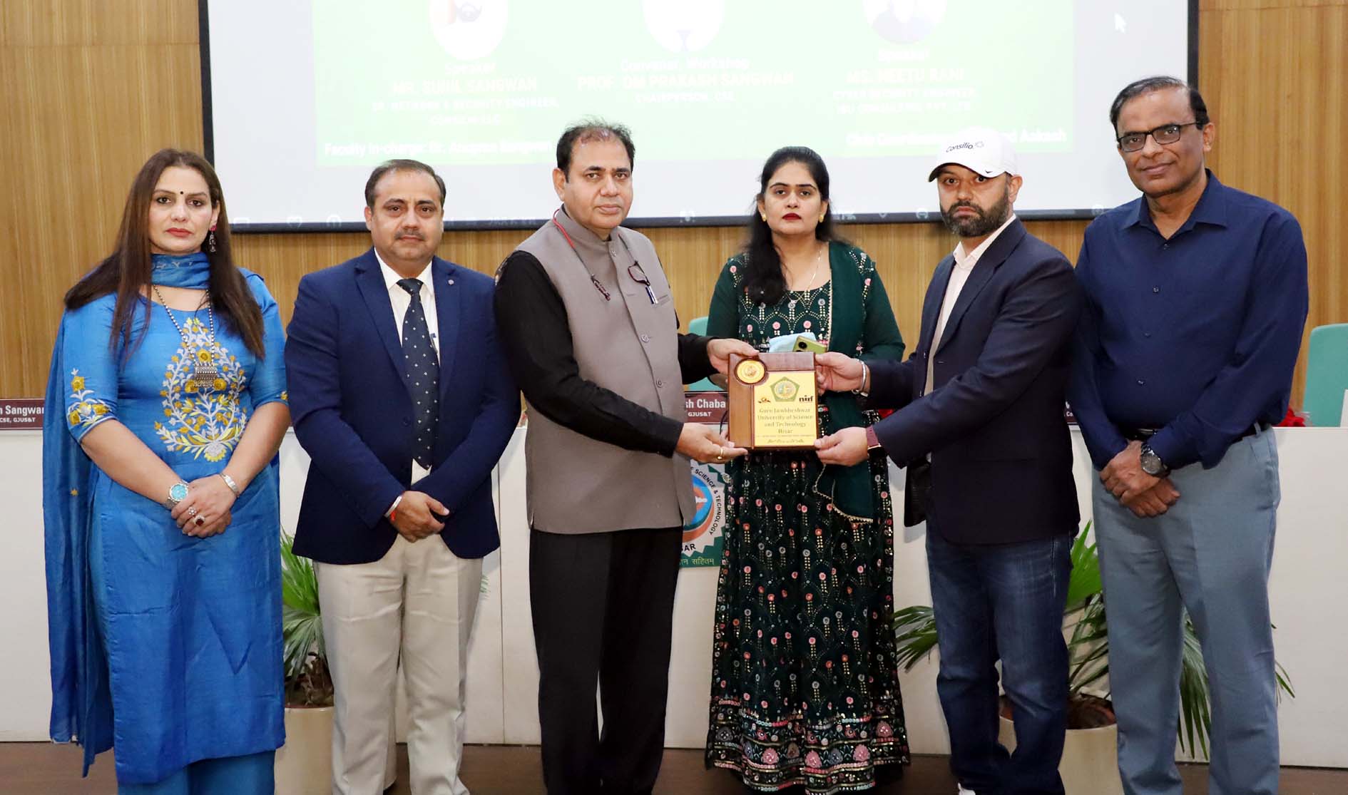 सीएसई विभाग की कार्यशाला में कंपनी विशेषज्ञों को सम्मानित करते प्रो. विनोद छोकर। सीएसई विभाग की कार्यशाला में कंपनी विशेषज्ञों को सम्मानित करते प्रो. विनोद छोकर।