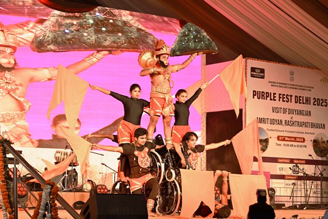 पर्पल फेस्ट के दौरान सांस्कृतिक प्रस्तुति देते दिव्यांगजन पर्पल फेस्ट के दौरान सांस्कृतिक प्रस्तुति देते दिव्यांगजन