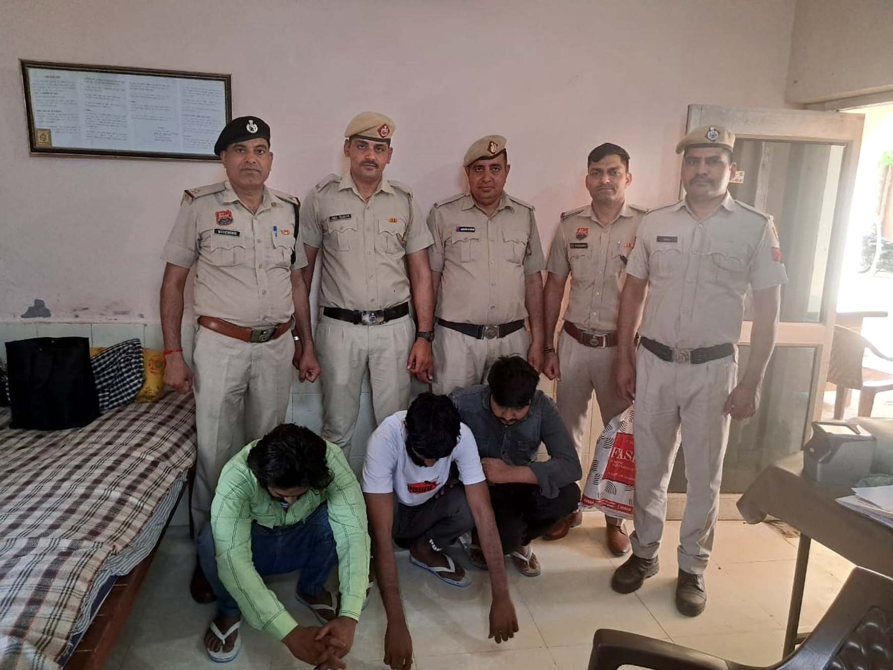 लिफ्ट देकर मोबाइल फोन व नकदी लूटने के आरोपी। लिफ्ट देकर मोबाइल फोन व नकदी लूटने के आरोपी।