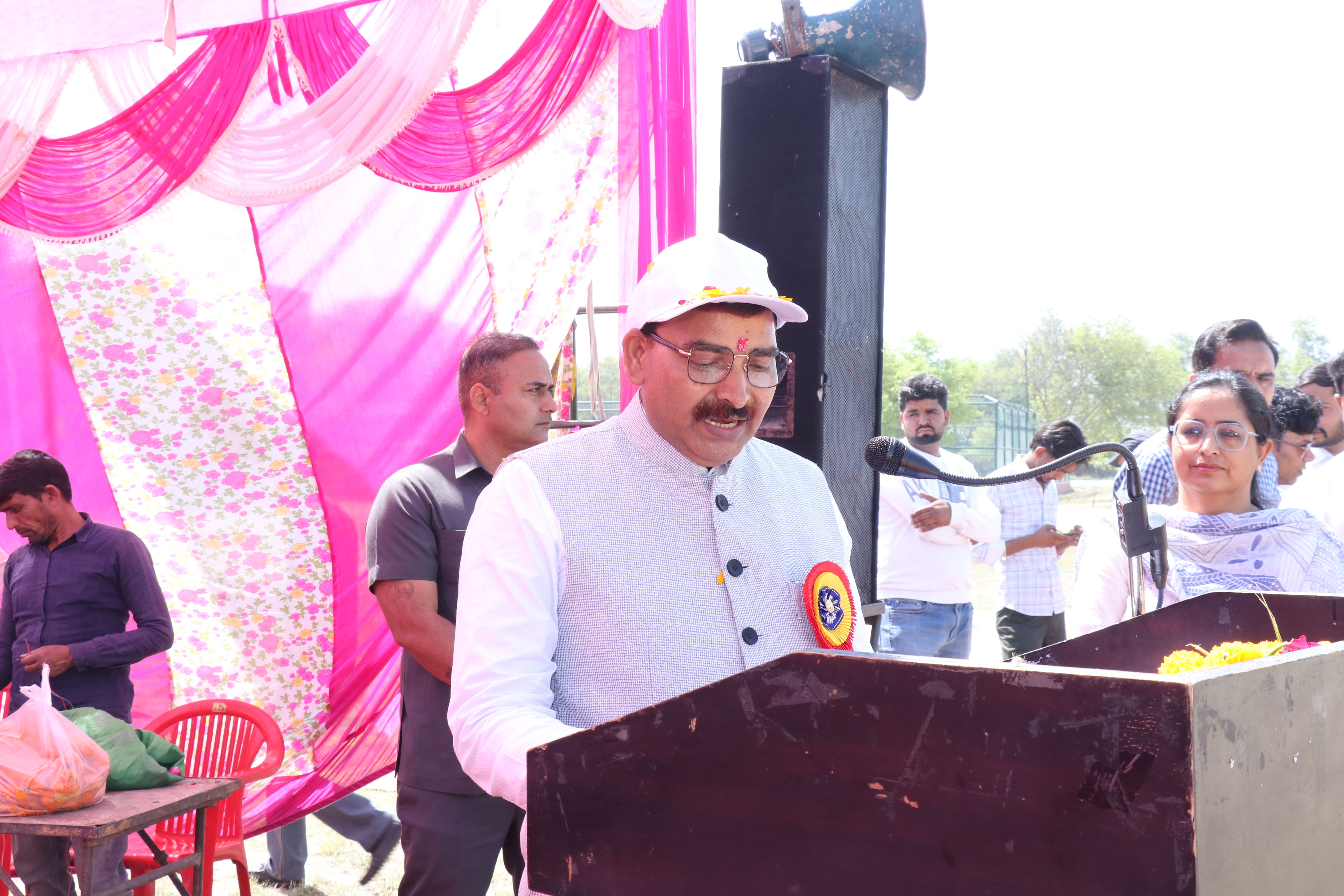 खिलाडिय़ों को संबोधित करते कुलपति प्रो. नरसीराम बिश्रोई। खिलाडिय़ों को संबोधित करते कुलपति प्रो. नरसीराम बिश्रोई।