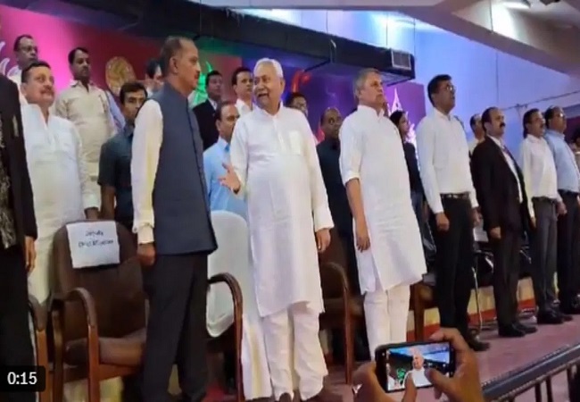कायक म की तसवीर में दीपक कुमार से बात करते सीएम कायक म की तसवीर में दीपक कुमार से बात करते सीएम
