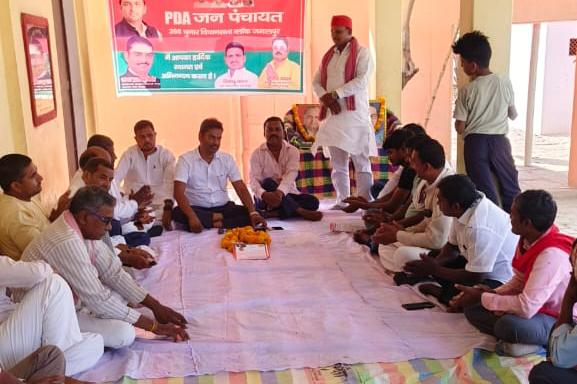 सिकंदरपुर गांव में पीडीए जनपंचायत को सम्बोधित करते सपा नेता।