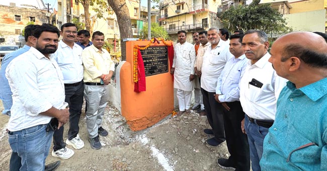 लोकार्पण करते महापौर लोकार्पण करते महापौर