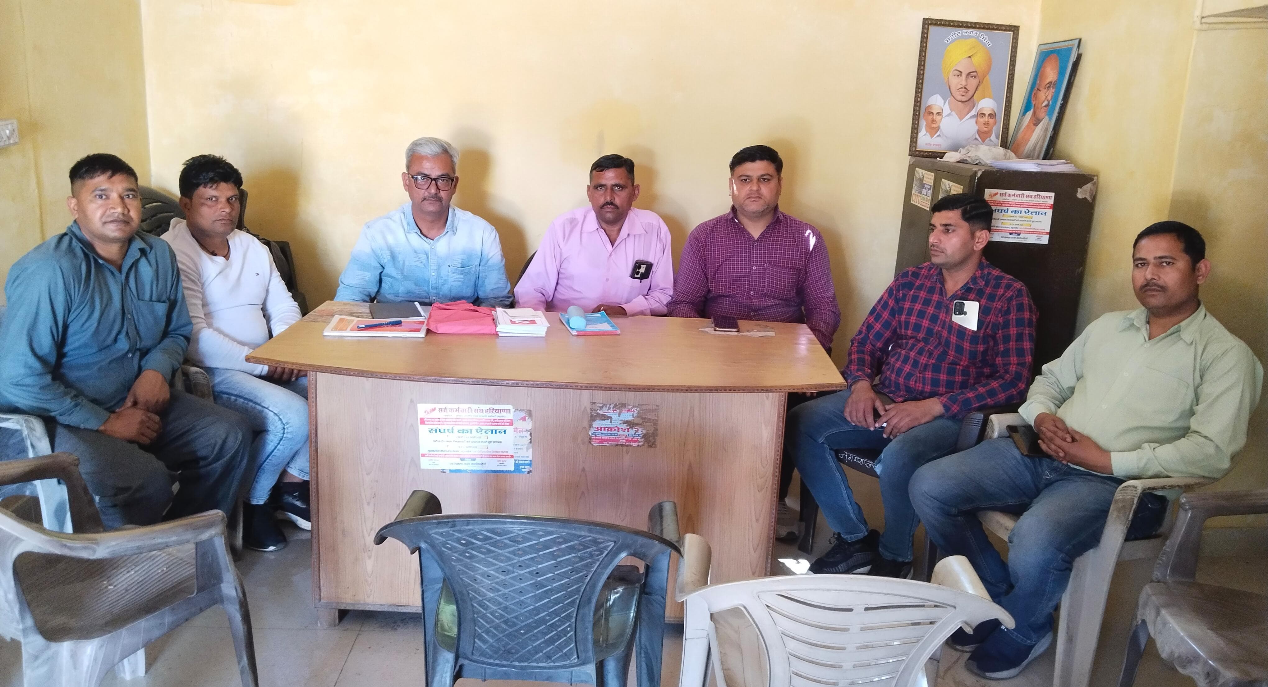 बैठक के दौरान दमकल कर्मी बैठक के दौरान दमकल कर्मी