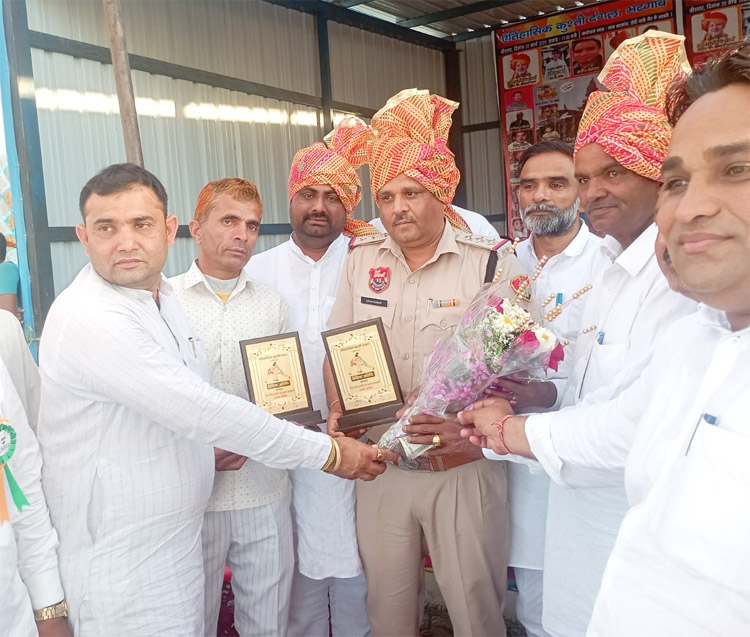 सोनीपत: भटगांव गांव में आयोजित एक दंगल         नशे के खिलाफ जागरुक करते हुए पुलिस अधिकारी