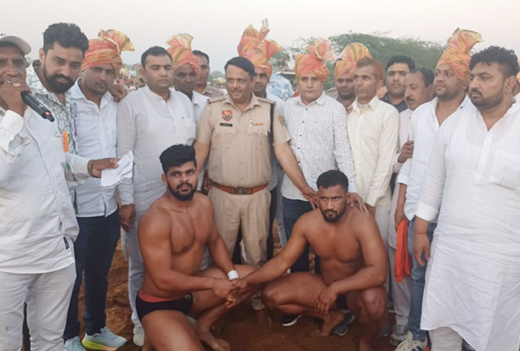 सोनीपत: भटगांव गांव में आयोजित एक दंगल नशे के खिलाफ जागरुक करते हुए पुलिस अधिकारी सोनीपत: भटगांव गांव में आयोजित एक दंगल नशे के खिलाफ जागरुक करते हुए पुलिस अधिकारी