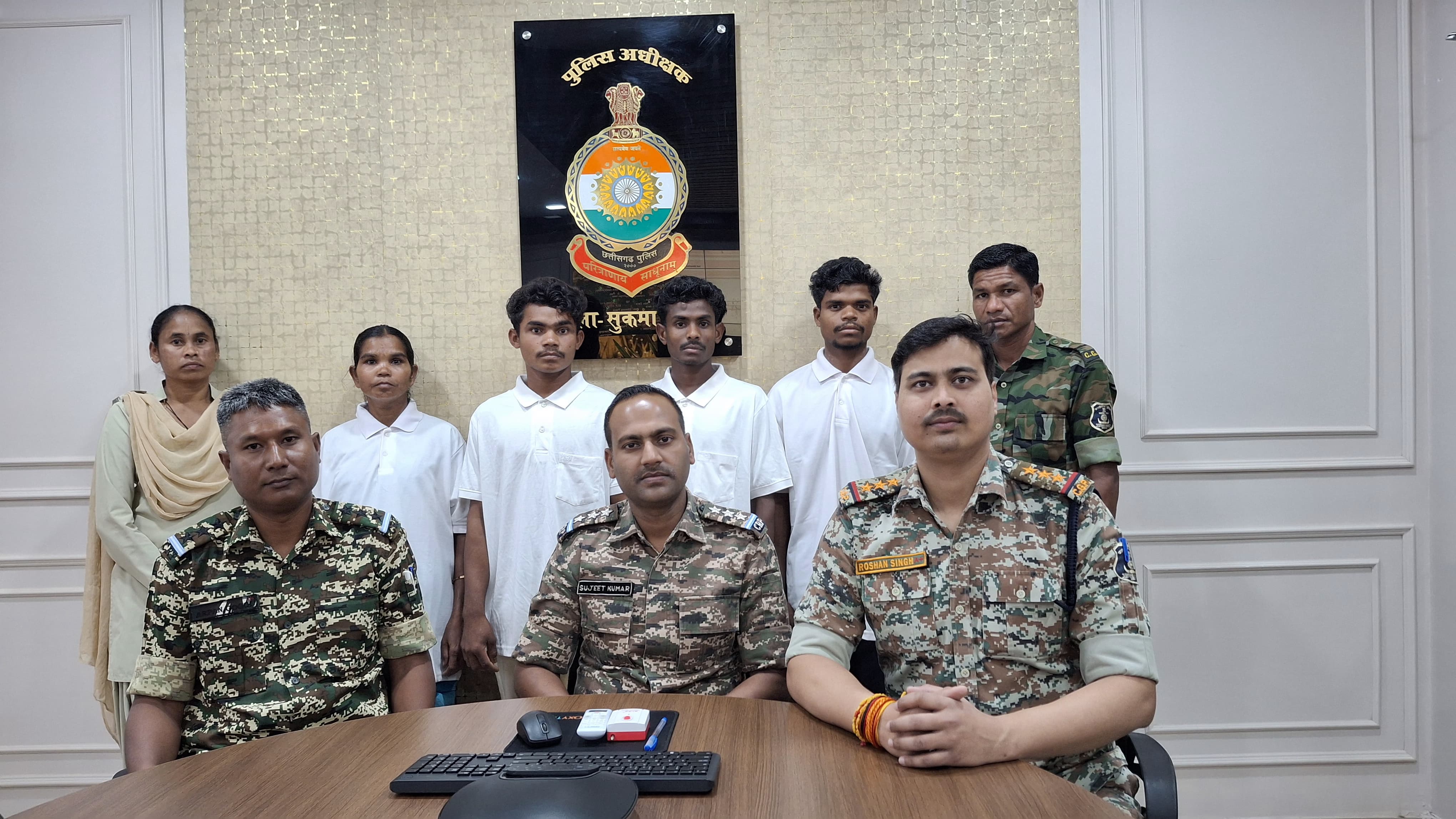 सुकमा 2 लाख के इनामी महिला सहित चार नक्सलियों ने किया आत्मसमर्पण सुकमा 2 लाख के इनामी महिला सहित चार नक्सलियों ने किया आत्मसमर्पण