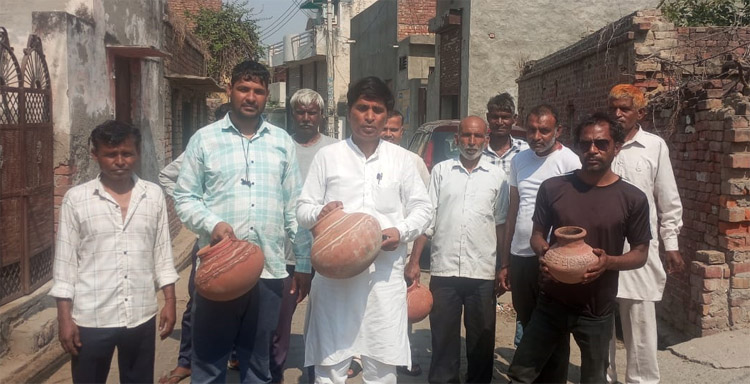 सोनीपत: मटका फोड प्रदर्शन करते हुए जुआं के ग्रामीण सोनीपत: मटका फोड प्रदर्शन करते हुए जुआं के ग्रामीण