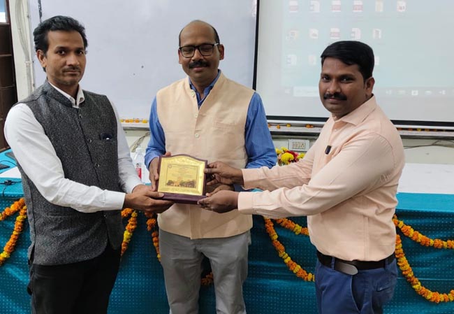 डॉ अधिप अग्रवाल डॉ अधिप अग्रवाल
