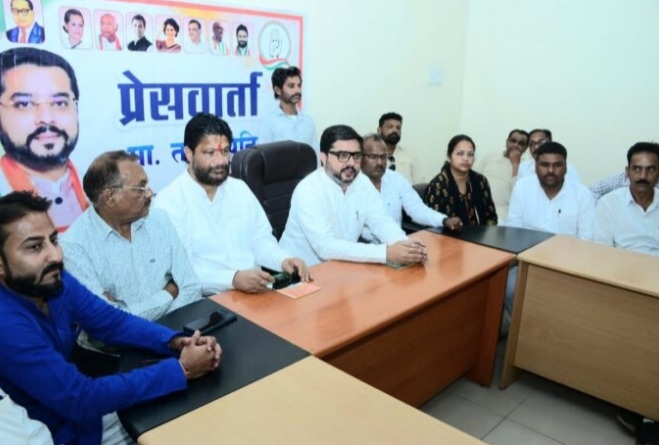 पत्रकारों से वार्ता करते तनुज पुनिया पत्रकारों से वार्ता करते तनुज पुनिया