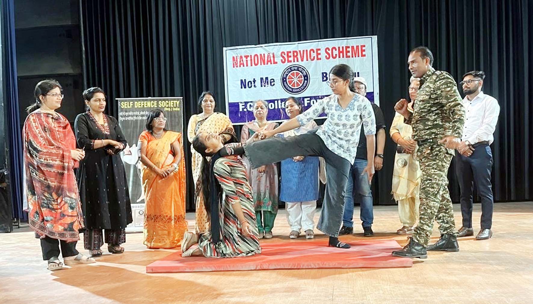 कैंप में छात्राओं को सेल्फ डिफेंस की ट्रेनिंग देते कोच रोहतास कुमार। कैंप में छात्राओं को सेल्फ डिफेंस की ट्रेनिंग देते कोच रोहतास कुमार।