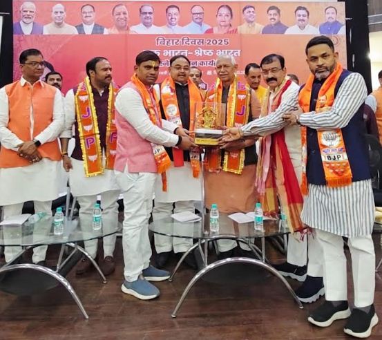 स्नेह मिलन कार्यक्रम में बिहार सरकार के मंत्री संतोष सिंह स्नेह मिलन कार्यक्रम में बिहार सरकार के मंत्री संतोष सिंह