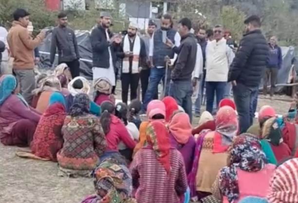 विद्युत सब स्टेशन और पिटकुल के विरोध में प्रर्दशन करते ग्रामीण। विद्युत सब स्टेशन और पिटकुल के विरोध में प्रर्दशन करते ग्रामीण।