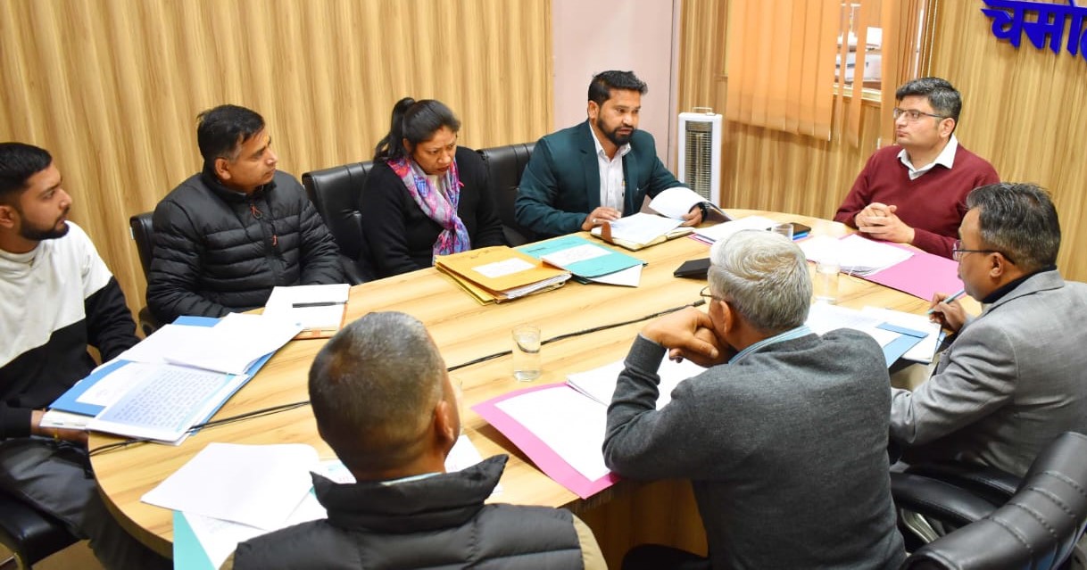 गोपेश्वर में सीएम उदीयमान खिलाड़ी योजना की बैठक लेते हुए डीएम। गोपेश्वर में सीएम उदीयमान खिलाड़ी योजना की बैठक लेते हुए डीएम।